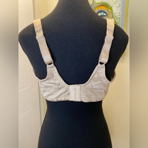 ✅NWOT/VanityFair 40c/90 underwire bra w/lace detail,nylon/spandex pad/cup/lining - Picture 2 of 7